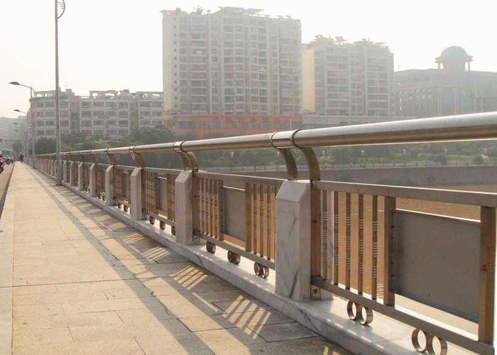 道路護(hù)欄的清潔方法有哪些